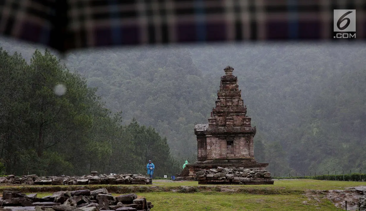 Suasana objek wisata Candi Gedong Songo di lereng Gunung Ungaran, Bandungan, Kab. Semarang, Jawa Tengah, Senin (18/12). Candi ini berada di bukit pegunungan Ungaran dengan ketinggian 1.200 di atas permukaan laut (dpl). (Liputan6.com/Johan Tallo)