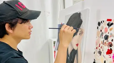 Potret aktor Ji Sung saat melukis wajah sang istri, Lee Bo Young. Dia tampak menyempurnakan lukisannya. (Foto: Instagram/ lee.b0.young)