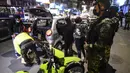 Tentara polisi militer Kolombia memeriksa sebuah mobil saat mereka berpatroli di sebuah pos pemeriksaan di Bogota (15/9/2021). Ratusan tentara telah berpatroli di jalan-jalan untuk mengendalikan gelombang perampokan dengan kekerasan. (AFP/Juan Barreto)