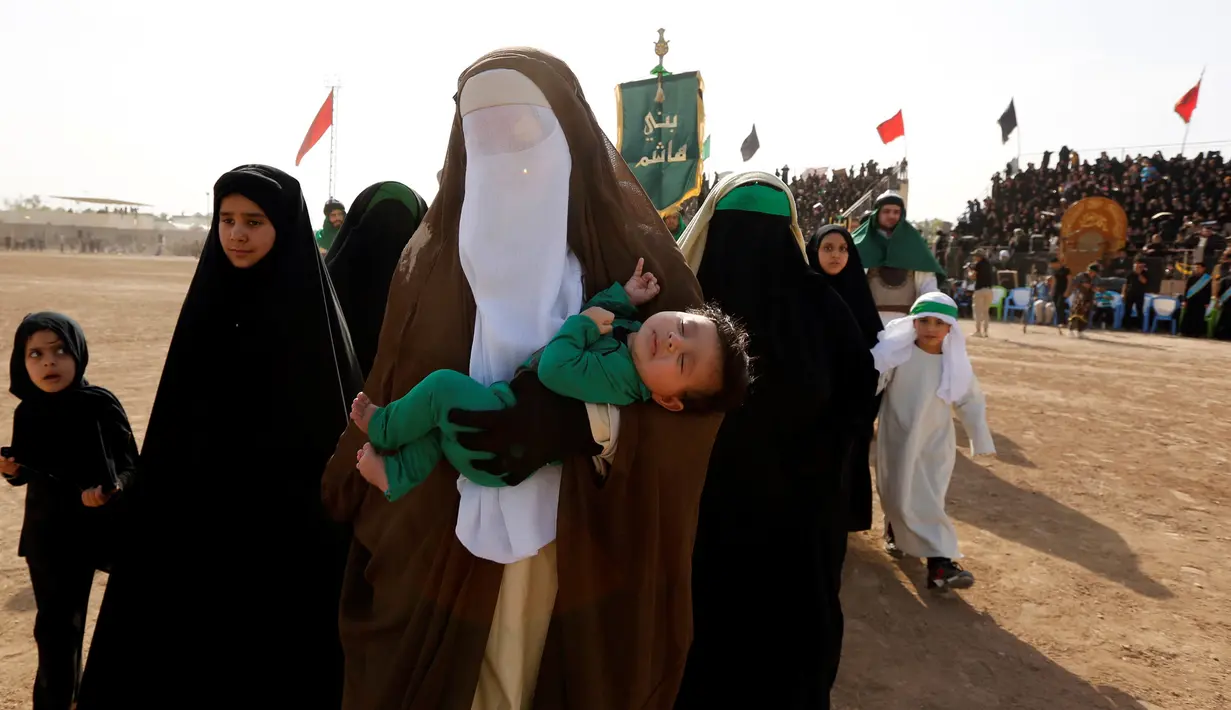 Aktor menggunakan pakaian prajurit kuno melakukan reka ulang adegan Pertempuran Karbala di Sadr City, Baghdad, Irak (12/10). Reka ulang pertempuran tersebut dalam rangka memperingati Hari Asyura yang jatuh pada 10 Muharram. (REUTERS/Ahmed Saad)