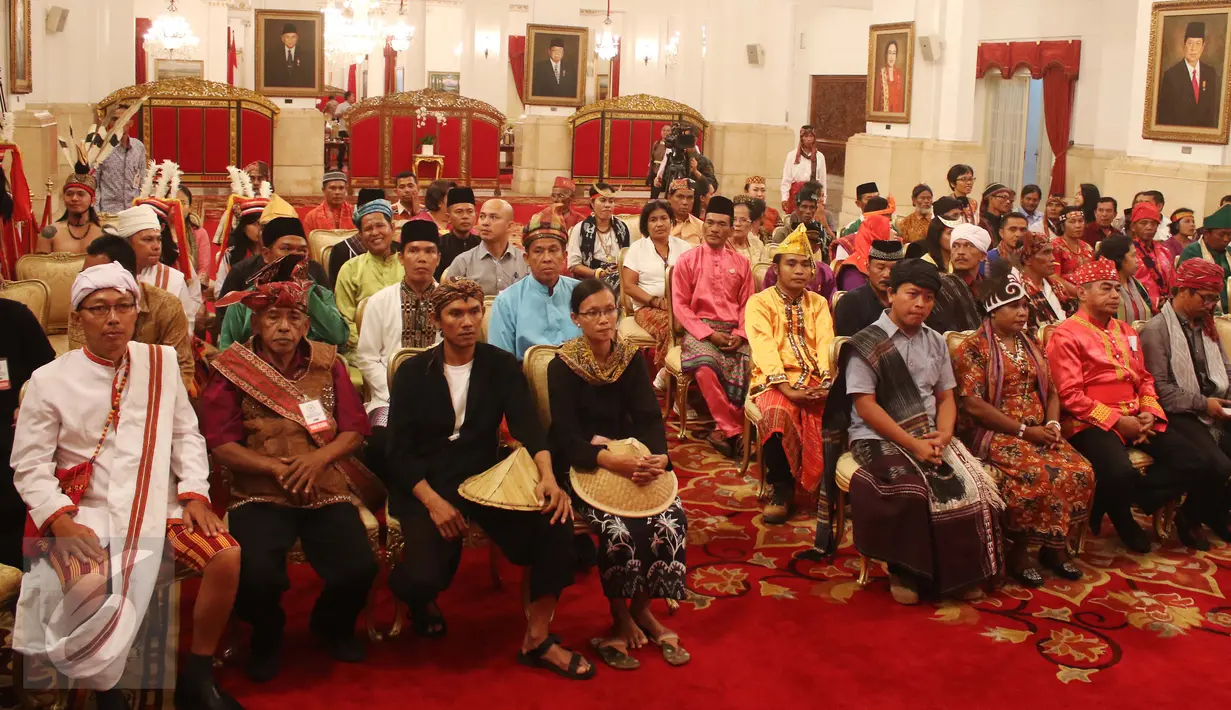 Sejumlah anggota Aliansi Masyarakat Adat Nusatara saat bertemu Presiden Joko Widodo di Istana Negara, Jakarta, Rabu (22/3). Dalam pertemuan tersebut dibahas persoalan tanah adat. (Liputan6.com/Angga Yuniar)