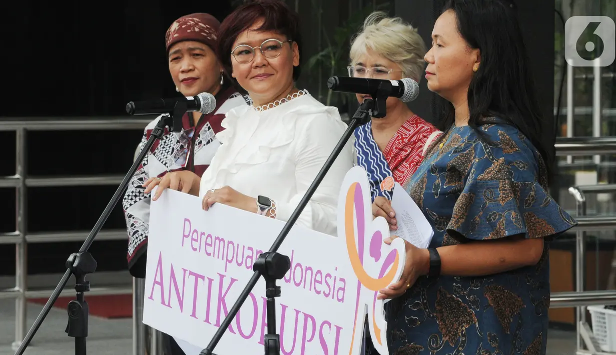 Koalisi Perempuan Antikorupsi menunjukkan surat yang dikirim kepada Presiden Joko Widodo (Jokowi) saat memberikan keterangan di depan Gedung KPK, Jakarta, Selasa (15/10/2019). Mereka menuntut presiden segera mengeluarkan Perpputentang RUU KPK. (merdeka.com/Dwi Narwoko)