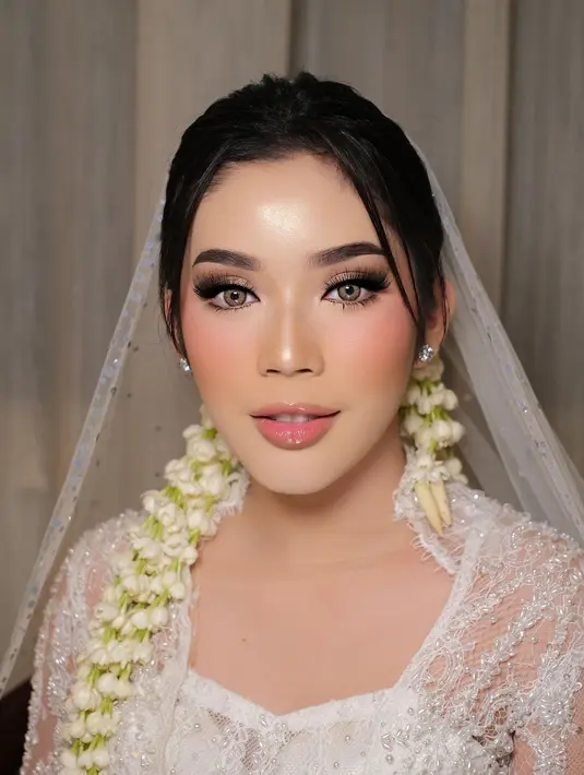 Dilengkapi riasan lebih intens pada mata, namun tetap ringan untuk lipstiknya. [Foto: IG/heramua].