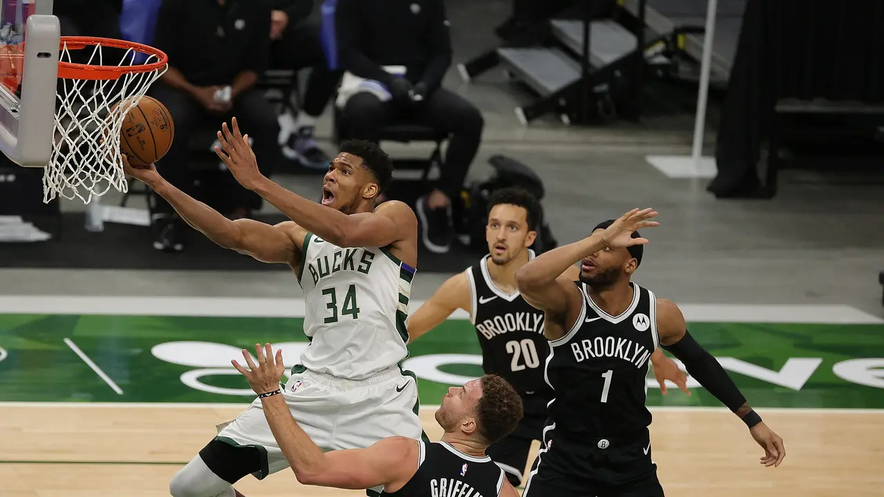 Forward Milwaukee Bucks, Giannis Antetokounmpo ketika menghadapi Brooklyn Nets pada lanjutan NBA.