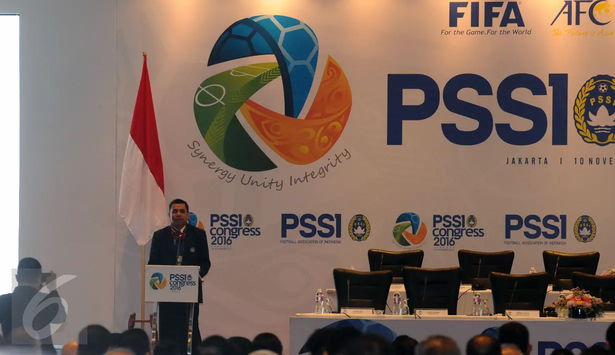 Plt Ketua Umum PSSI, Hinca Panjaitan beri sambutan jelang membuka Kongres Biasa PSSI 2016 di Jakarta, Kamis (10/11). Kongres untuk memilih Ketua dan Wakil Ketua serta Anggota Komite Eksekutif PSSI PSSI periode 2016-2020. (Liputan6.com/Helmi Fithriansyah)