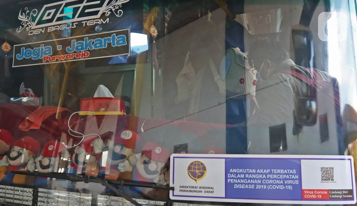 Calon penumpang bersiap menaiki bus di Terminal Jatijajar, Depok, Jawa Barat, Senin (6/7/2020). Terminal tipe A tersebut kembali mengoperasikan layanan bus Antar Kota Antar Provinsi (AKAP) dengan menerapkan protokol kesehatan. (Liputan6.com/Herman Zakharia)