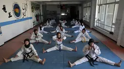 Anggota tim perempuan taekwondo Afghanistan berlatih selama sesi latihan di Kabul, pada 1 Maret 2021. Latihan bela diri ini mengupayakan para perempuan di Afghanistan bisa melindungi dirinya sendiri. (AP Photo/Rahmat Gul)