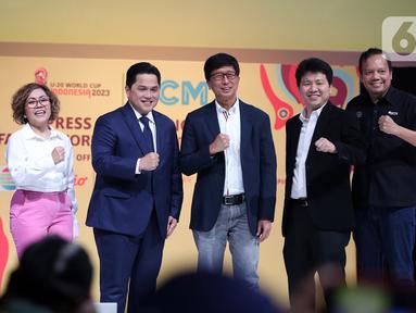 Ketua PSSI sekaligus Menteri BUMN Erick Tohir (ketiga kiri) bersama Direktur SCM Sutanto Hartono (ketiga kanan) foto bersama usai jumpa pers di SCTV Tower saat menggelar Jumpa Pers di SCTV Tower, Jakarta, Selasa (28/2/2023). Jumpa pers tersebut terkait Perhelatan Piala Dunia U-20 2023 ini akan disiarkan langsung Emtek Group lewat SCM. Pecinta bola di Indonesia bisa menyaksikan seluruh pertandingan melalui SCTV, INDOSIAR, VIDIO, MOJI, Mentari TV, Nex Parabola, dan Champions TV. (Liputan6.com/Johan Tallo)