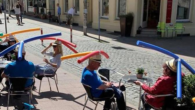 Penggunaan topi balon untuk menjaga jarak antar pengunjung di salah satu restoran di Berlin, Jerman. (Dok: Cafe Rothe)