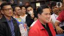 Kaesang Pangarep dan Baim Wong saat mendampingi Menteri BUMN Erick Thohir mengembalikan formulir pendaftaran calon Ketua Umum PSSI di Gedung GBK Arena, Jakarta, Minggu (15/1/2023). Erick Thohir bakal maju dalam bursa calon Ketua Umum PSSI periode 2023-2027. (Liputan6.com/Faizal Fanani)