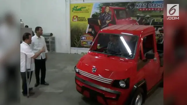 Presiden Jokowi mendukung produksi kendaraan desa khusus petani buatan lokal.