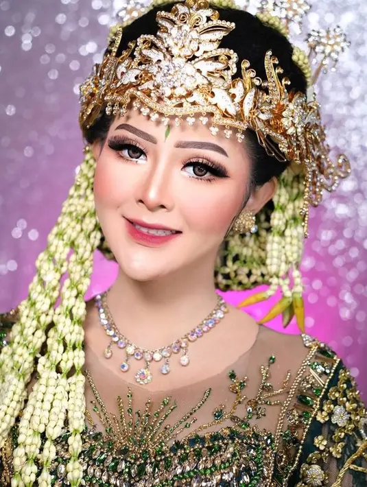Bella Bonita saat resepsi pernikahan (Instagram/khadijahazzahra_makeup)