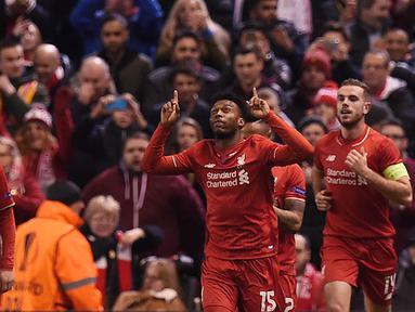 Pemain Liverpool merayakan gol yang dicetak oleh Daniel Sturridge ke gawang Manchester United pada laga leg pertama babak 16 besar Liga Europa di Stadion Anfield, Inggris, Kamis (10/3/2016). Liverpool berhasil menang 2-0 dari MU. (AFP/Paul Ellis)