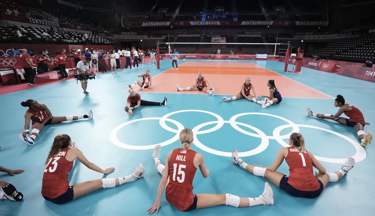 Tim USA melakukan peregangan di akhir pertandingan babak penyisihan grup B bola voli putri melawan Turki, di Olimpiade Musim Panas 2020 di Tokyo, Jepang, Jumat (30/7/2021). (AP Photo/Manu Fernandez)