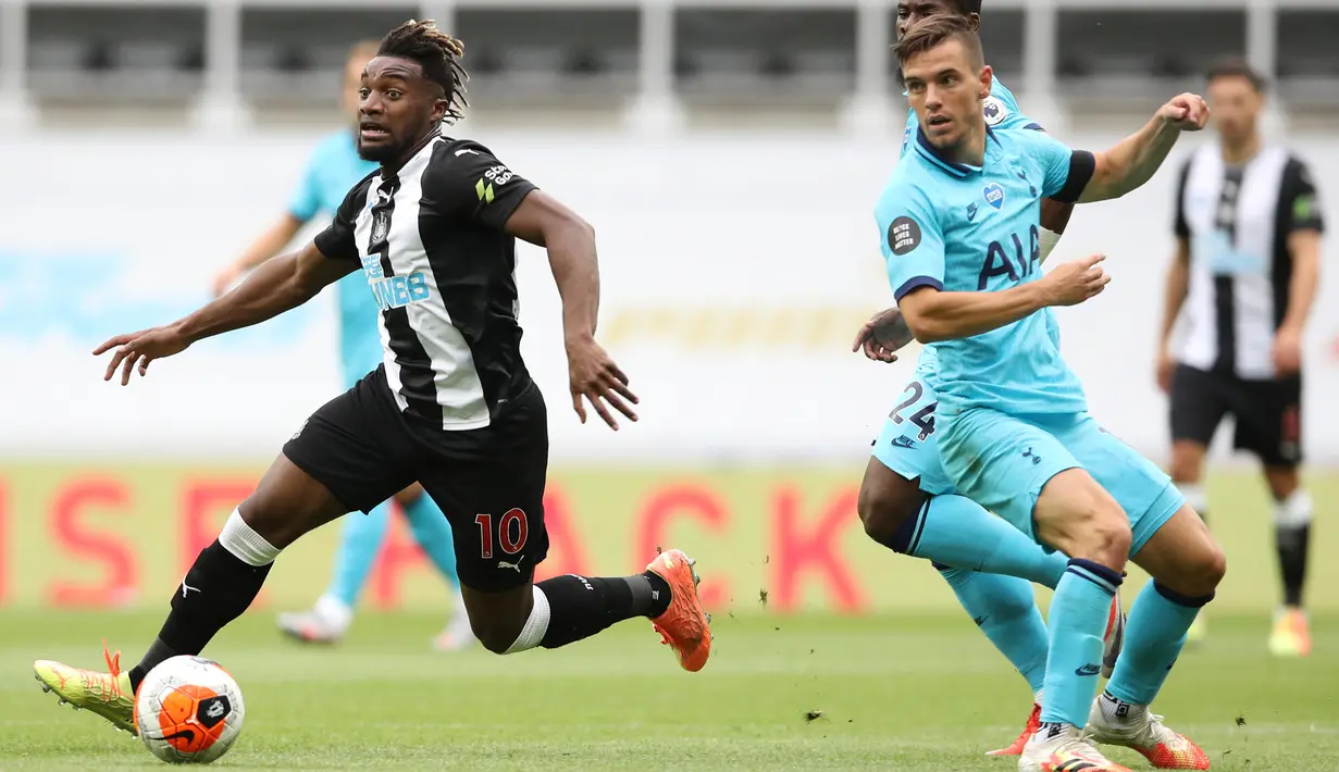 Gelandang Newcastle United, Allan Saint-Maximin menggiring bola melewati gelamdang Tottenham Hotspur, Giovani Lo Celso pada pertandingan lanjutan Liga Inggris di St James 'Park di Newcastle-upon-Tyne , Inggris (15/7/2020). Tottenham menang 3-1 atas Newcastle. (AFP/Owen Humphreys)