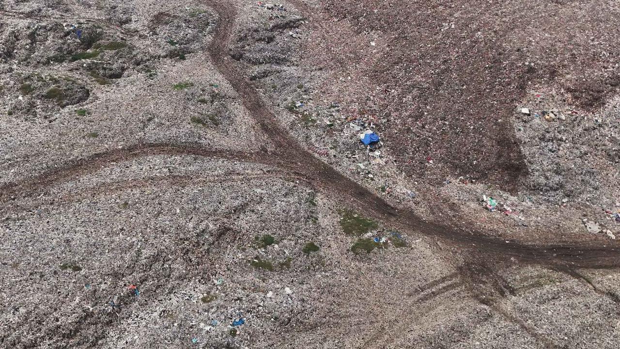 Foto udara memperlihatkan hamparan sampah yang menggunung di kawasan Tempat Pembuangan Sampah Terpadu (TPST) Bantar Gebang, Bekasi, Jawa Barat, Kamis (2/5/2024). TPST Bantar Gebang menjadi sorotan lantaran tinggi gunungan sampahnya telah mencapai 40 meter