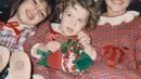 Pada kesempatan ini, tampak Khloe, Kourtney, dan Kim, mengenakan dress Natal dengan nuansa warna merah, hijau, serta motif yang khas.  [Foto: Instagram/ Kris Jenner]