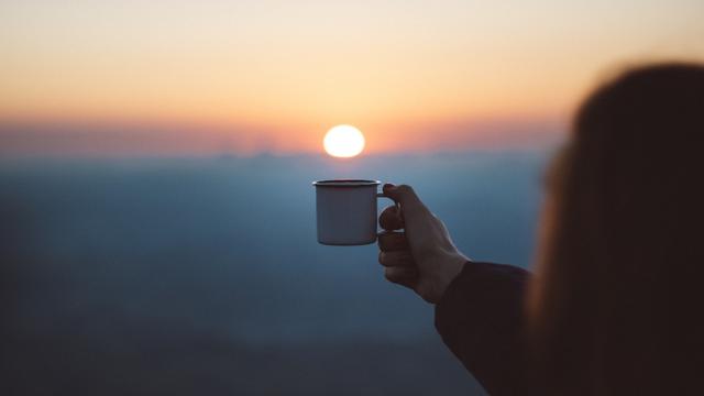 Ilustrasi minum kopi