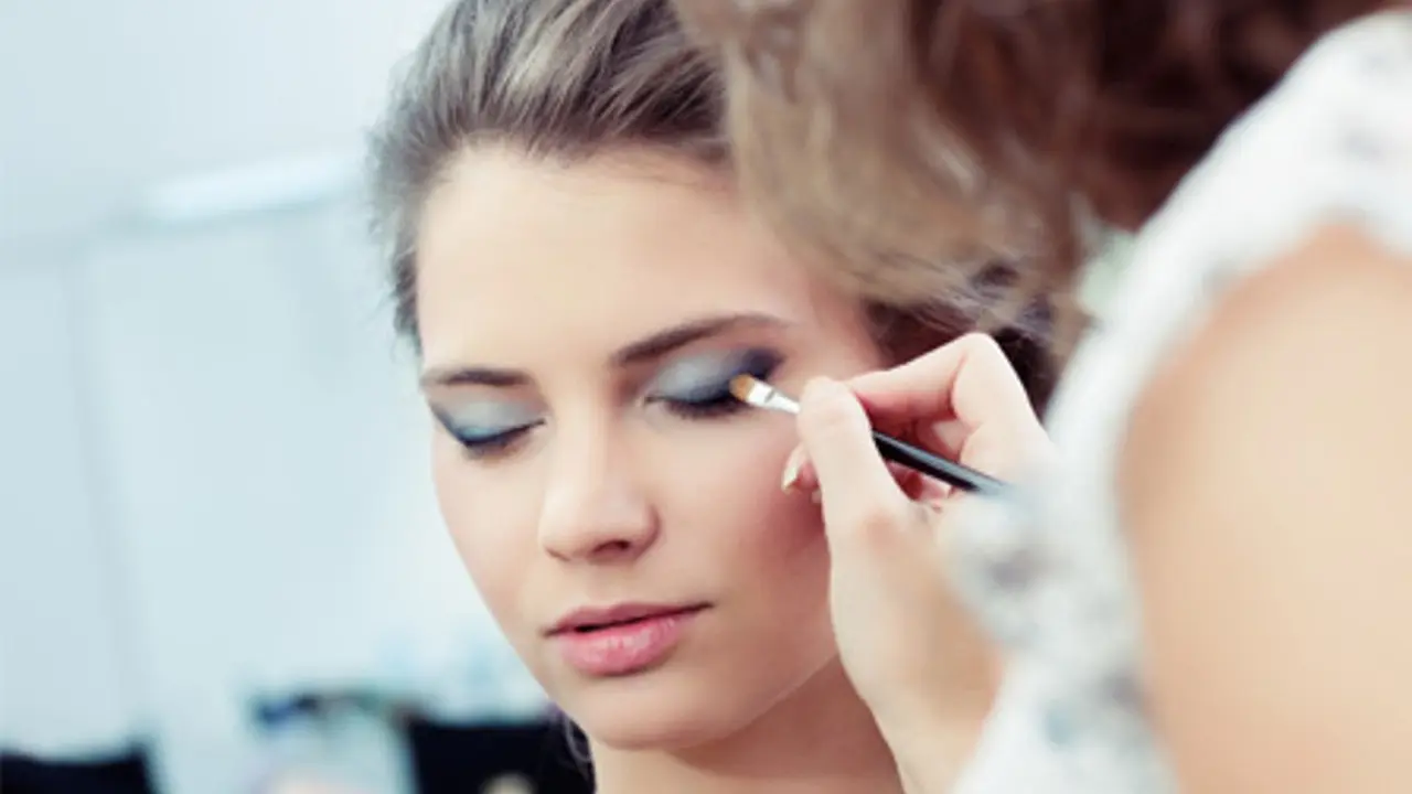 Acara Dinner Romantis Makin Menawan dengan Makeup Ini