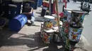 Pedagang membuat beduk di kawasan Tanah Abang, Jakarta, Senin (13/5/2019). Memasuki bulan suci Ramadan, pesanan beduk mengalami peningkatan dibanding bulan-bulan biasanya. (Liputan6.com/Faizal Fanani)