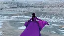 Dalam video yang dibagikan di instagramnya, Ria Ricis tampak berjalan ke arah depan sambil memegangi gaun mewahnya yang menyapu lantai. (Instagram/riarics1975).