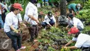Relawan Ahok-Djarot yang tergabung dalam Dulure Djarot menanam tanaman di depan Balai Kota, Jakarta, Minggu (16/10). Aksi tersebut untuk memperbaiki taman yang rusak akibat demostrasi beberapa waktu lalu.(Liputan6.com/Faizal Fanani)