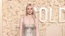 Pemeran Putri Diana, Elizabeth Debicki tampil elegan dengan gaun silver. Gaun panjng tulle itu dipadukan dengan antique silver disc yang merupakan koleksi Dior Haute Couture Fall/Winter 2023. Ia jgua mengenakan cincin dan gelang Bois de Rose sert kalung emas berlian Rose Dior Bagatelle. [dok. Dior]