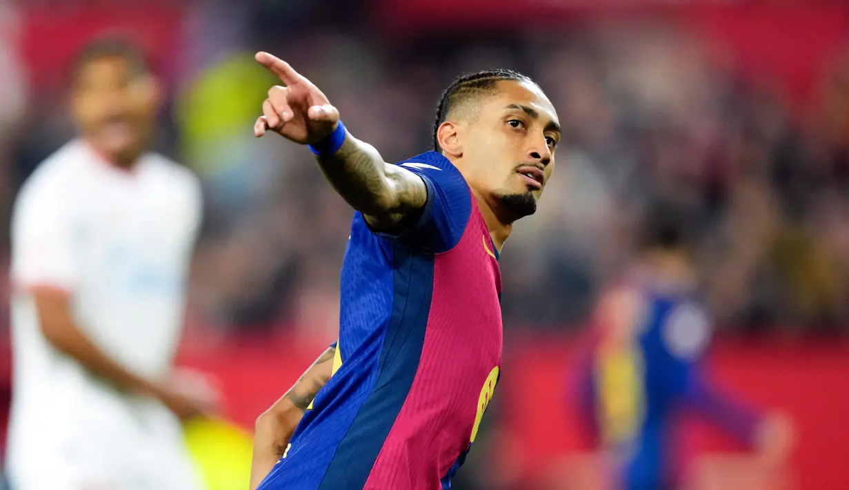 Hasil ini membuat Barcelona mengemas 48 poin dari 23 laga dan kini menempati peringkat tiga klasemen sementara La Liga 20242025. Di sisi lain Sevilla ada di peringkat 13 dengan koleksi 28 poin saja. (AP Photo/Jose Breton)