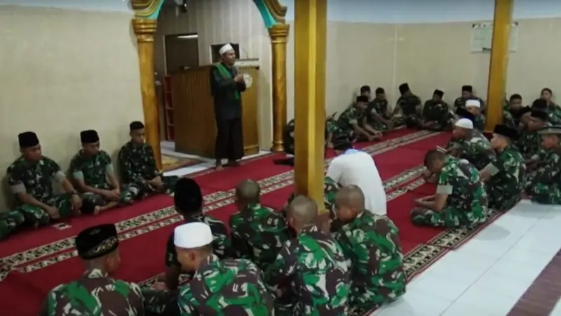 Yonif 713/Satya Tama Gorontalo menggelar doa bersama dan salat gaib usai memastikan kabar gugurnya anggota TNI Serda Miftachur Rohmat, usai baku tembak dengan Kelompok Kriminal Bersenjata (KKB). (Foto: Liputan6.com/Korem 133/Arfandi Ibrahim)