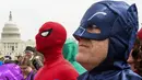 Dua pria bertopeng Spiderman dan Batman saat memecahkan rekor dunia untuk karakter buku komik terbanyak dunia, Washington DC, (18/4/2014) (AFP Photo/Paul J. Ricards).