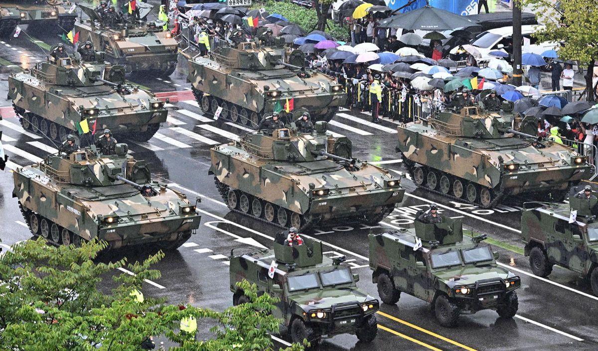 Cho Kyu-bok, seorang warga Goyang berusia 75 tahun, barat laut Seoul, mengatakan dia datang ke Gwanghwamun beberapa jam sebelum acara untuk melihat senjata baru tersebut di barisan depan.<br>