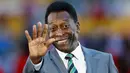 Legenda sepak bola Brasil Pele melambai sebelum pertandingan sepak bola final Piala Afrika antara Pantai Gading dan Zambia di Stade de L'Amitie, Libreville, Gabon, 12 Februari 2012. Pele meninggal dunia pada Jumat (30/12/2022) dini hari di Rumah Sakit Albert Einstein, San Paolo, Brasil. (AP Photo/Francois Mori, File)