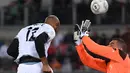 Frederic Kanoute mencetak gol pada laga amal bertajuk 'United for Peace', di Stadion Olimpico, Roma, Kamis (13/10/2016) dini hari WIB. Pertandingan berakhir dengan skor 4-3 untuk kemenangan tim putih. (EPA/Alessandro Di Meo)