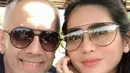 Bunga Zainal kini terlihat sering mengunggah foto kebersamaannya dengan sang suami. Kali ini Bunga dan Sukhdev sedang selfie dengan menggunakan kacamata. (Liputan6.com/IG/@bungazainal05)