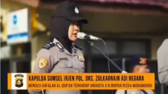 BRIPDA Rizka Munawwaroh saat diminta memperlihatkan hafalan Alquran di depan Kapolda Sumatera Selatan, Irjan Pol Zulkarnain Adinegara dan personel polisi lainnya. (Riauonline.co.id)