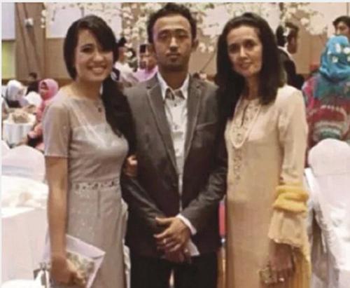 Ahmad Seth bersama saudara dan ibunya.