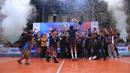 Selebrasi kemenangan para pemain dan ofisial tim BIN Pasundan dengan trofi juara Livoli Divisi Utama 2023 setelah mengalahkan LavAni pada laga grand final Livoli Divisi Utama 2023 di di GOR Joyoboyo, Kediri, Minggu (10/12/2023) malam WIB. BIN Pasundan menang 3-2 (25-19, 21-25, 22-25, 25-19 dan 15-12). (PBVSI)