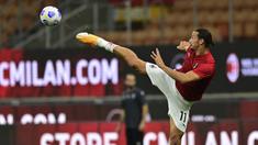 Penyerang AC Milan, Zlatan Ibrahimovic, saat melakukan pemanasan sebelum pertandingan menghadapi Bologna pada laga Liga Italia di Stadion San Siro, Selasa (22/9/2020) dini hari WIB. AC Milan menang 2-0 atas Bologna. (AFP/Miguel Medina)