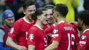 Para pemain Timnas Austria merayakan gol ke gawang Azerbaijan yang dicetak Marcel Sabitzer (tengah) pada laga Grup F Kualifikasi Euro 2024 di Raiffeisen Arena Stadium, Linz, Austria (24/3/2023). Austria total mengoleksi 6 gol dan kebobolan 2 gol di Grup F. Marcel Sabitzer dkk mampu menang 4-1 atas Azerbaijan dan 2-1 atas Estonia. (AFP/APA/Eva Manhart)