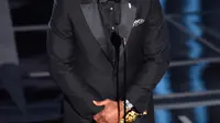 Mahershala Ali memberikan pidato kemenangan di atas podium Academy Awards ke-89 di Los Angeles, Minggu (26/2). Kemenangan ini juga membuat Mahershala Ali sebagai aktor hitam kelima yang menang Aktor Pendukung Oscar. (Photo by Chris Pizzello/Invision/AP)