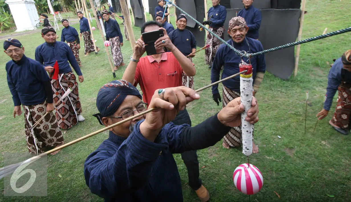 Sejumlah abdi mencabut anak panah saat lomba panahan tradisional gaya Mataram di Komplek Kraton Kesultanan Yogyakarta, Kamis (15/9). Perlombaan tersebut berhadiah medali emas buatan Perancis. (Liputan6.com/ Boy Harjanto)