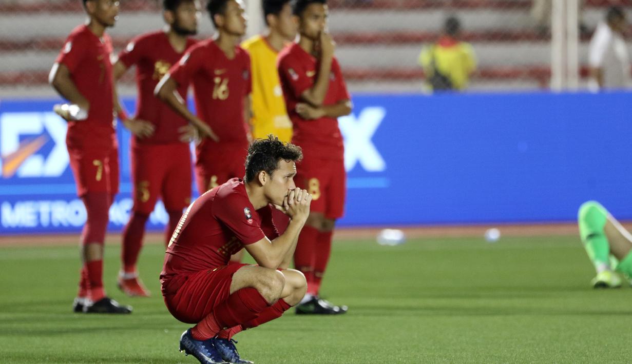 Gelandang Timnas Indonesia U-22, Egy Maulana Vikri, tampak kecewa usai dikalahkan Vietnam U-22 pada laga final SEA Games 2019 di Stadion Rizal Memorial, Manila, Selasa (10/12). Indonesia kalah 0-3 dari Vietnam. (Bola.com/M Iqbal Ichsan)