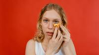 Lakukan cara ini untuk mengatasi kantung mata membesar saat bulan puasa. (pexels.com/@mart-production)