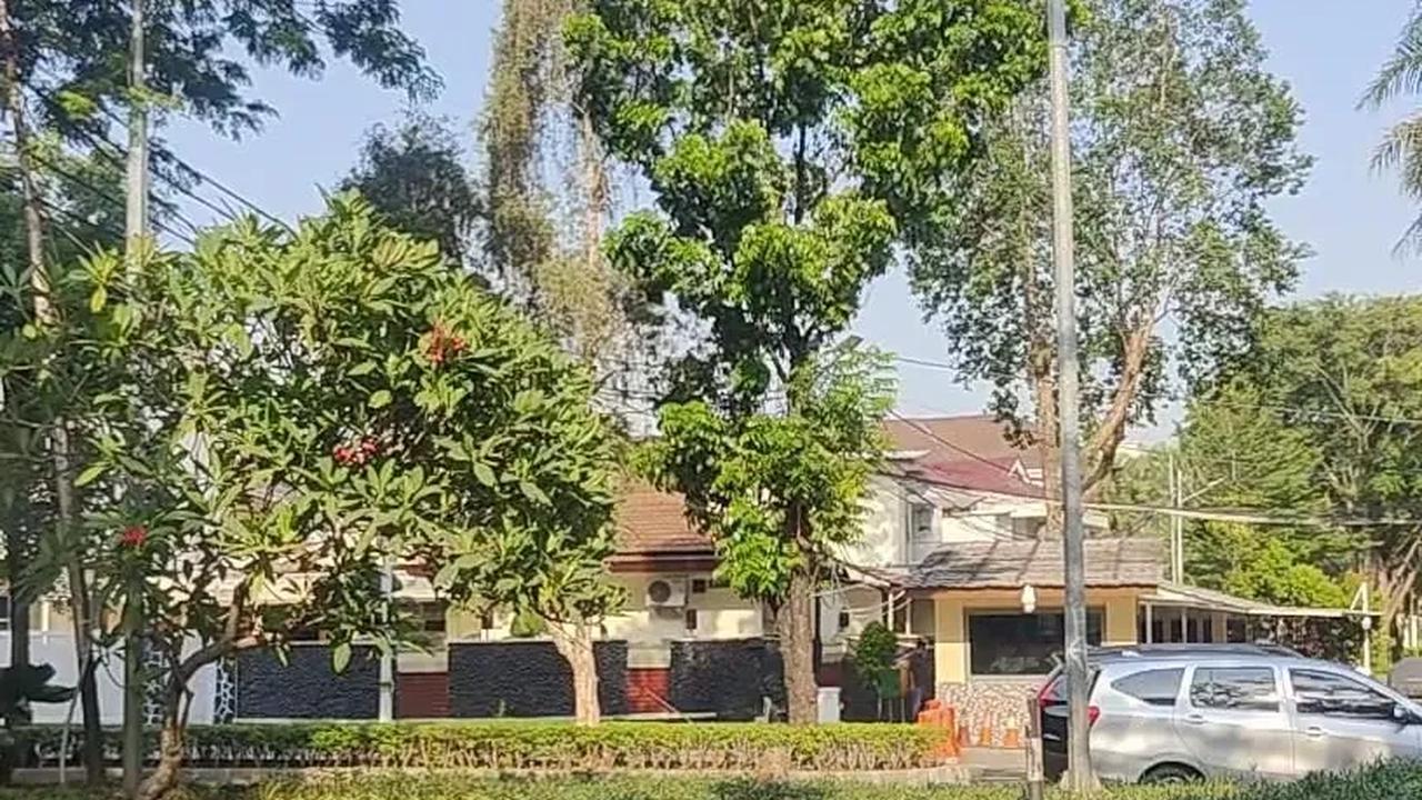 Setelah ditegur, pria itu sempat berjalan meninggalkan rumah tersebut. Namun, tak lama kemudian, ia justru kembali dan melakukan penyerangan.