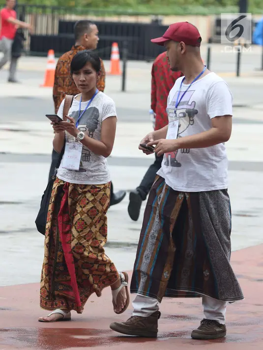 Pengunjung Festival Sarung Indonesia 2019 di Plaza Tenggara Kompleks Gelora Bung Karno, Jakarta, Minggu (3/3). Festival ini untuk menghidupkan kesadaran dan kebanggaan generasi muda akan kekayaan budaya Indonesia. (Liputan6.com/Helmi Fithriansyah)