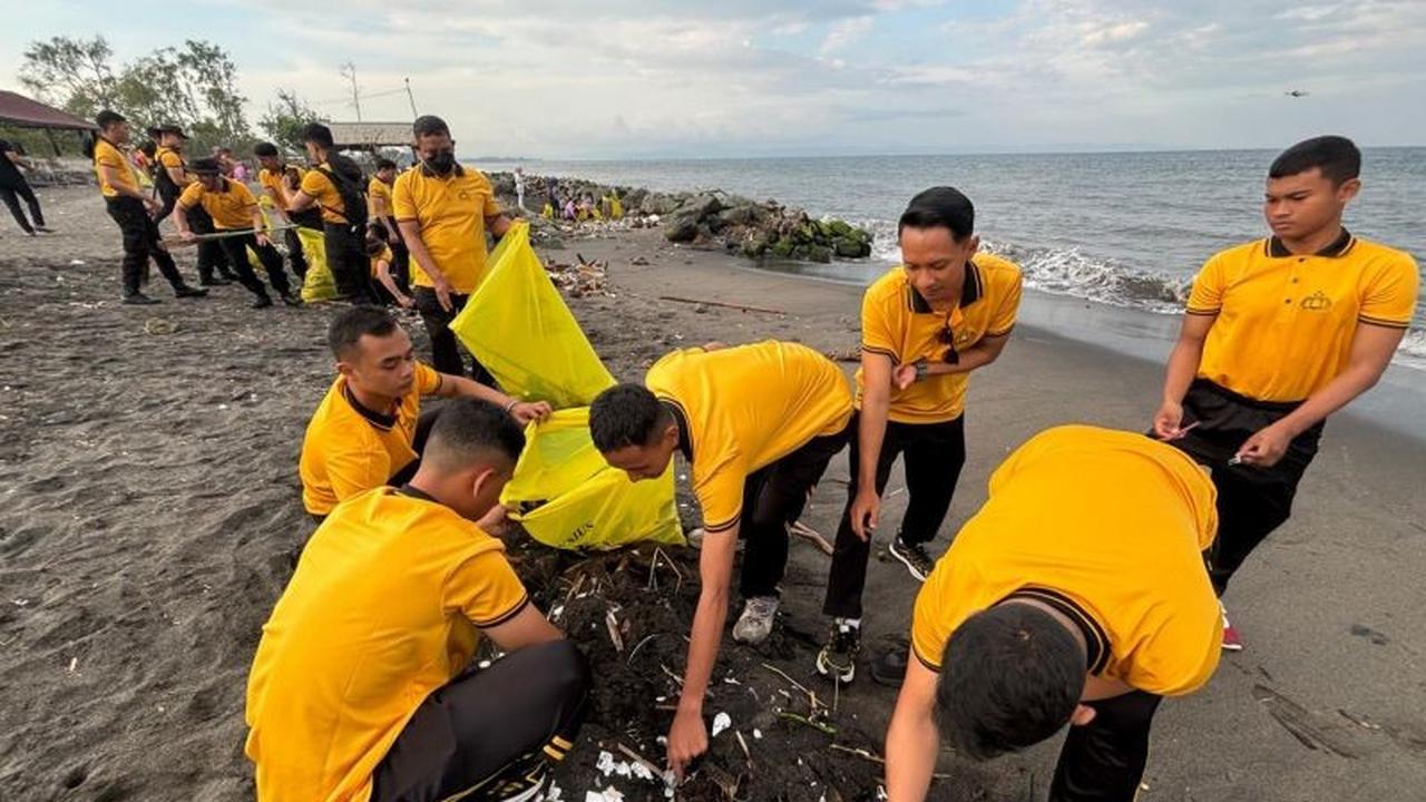 Ditpolairud Polda NTB Gelar Aksi Bersih Pantai Loang Baloq Sambut Lebaran Topat