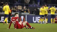 Conor Bradley dari Liverpool tergeletak di tanah pada akhir pertandingan sepak bola Grup E Liga Europa antara Union SG dan Liverpool di stadion RSC Anderlecht di Brussels, Kamis, 14 Desember 2023. (AP Photo/Geert Vanden Wijngaert)