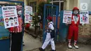 Seniman Aku Badut Indonesia (ABI) mengkampanyekan memakai masker di SDN 03 Citayam, Kabupaten Bogor, Jawa Barat, Senin (6/9/2021). Aksi tersebut tentang protokol kesehatan serta membagikan masker kepada anak-anak sekolah yang menggelar Pembelajaran Tatap Muka (PTM). (Liputan6.com/Herman Zakharia)