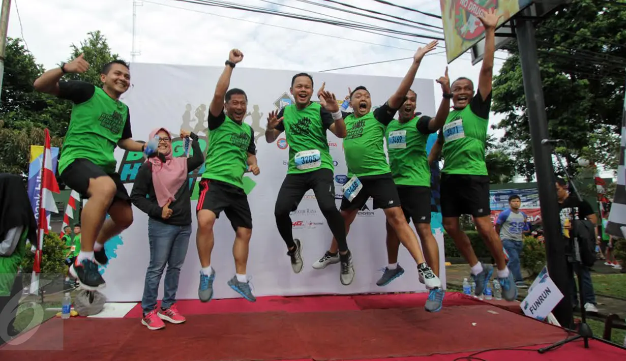 Wali Kota Bogor Bima Arya Sugiarto (tengah) berfoto bersama peserta usai mengikuti Bogor Heritage Run 2016, Minggu (25/9). Bertema Lari dan Berdonasi, peserta diajak ikut peduli pada pelestarian situs-situs bersejarah di Bogor. (Liputan6.com/Helmi Afandi)