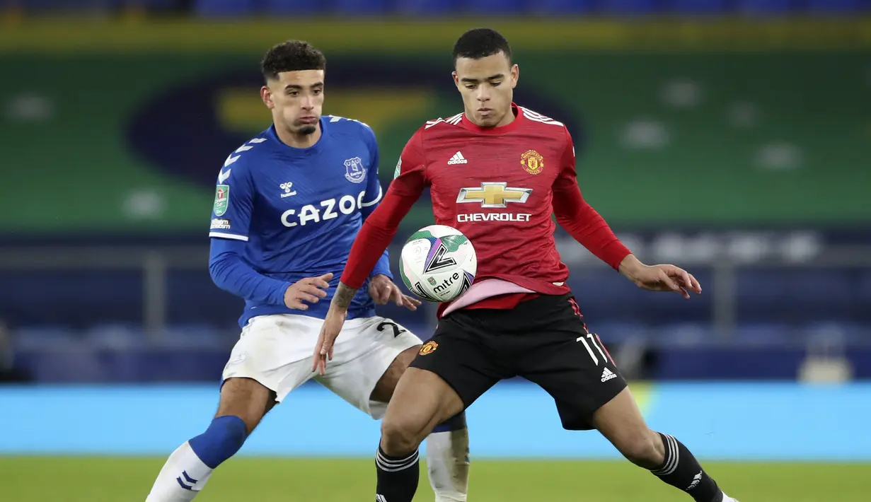 Gelandang Manhcester United, Mason Greenwood mengontrol bola dari kawala pemain Everton, Ben Godfrey pada babak perempat final di Goodison Park, Kamis (24/12/2020). (AP Photo/Nick Potts,Pool)